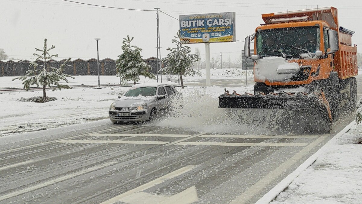 Konya- Antalya kara yolunun Alacabel mevkisinde kar kalınlığı yer yer 20 santimetreyi aştı.