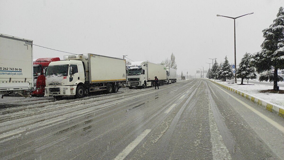 Ulaşım güçlükle sağlanırken, Seydişehir ilçesi Marangozlar kavşağında önlem alan polis, TIR, kamyon ile zincirsiz ve kar lastiği olmayan araçların geçişine izin vermiyor. Karayolları ekipleri ise kar temizleme çalışmalarını sürdürüyor.
