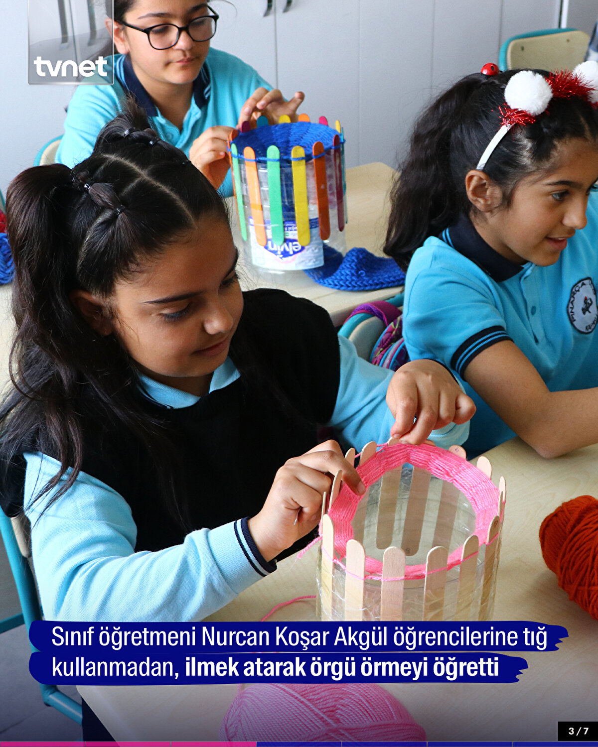 Sınıf öğretmeni Nurcan Koşar Akgül öğrencilerine tığ kullanmadan, ilmek atarak örgü örmeyi öğretti
