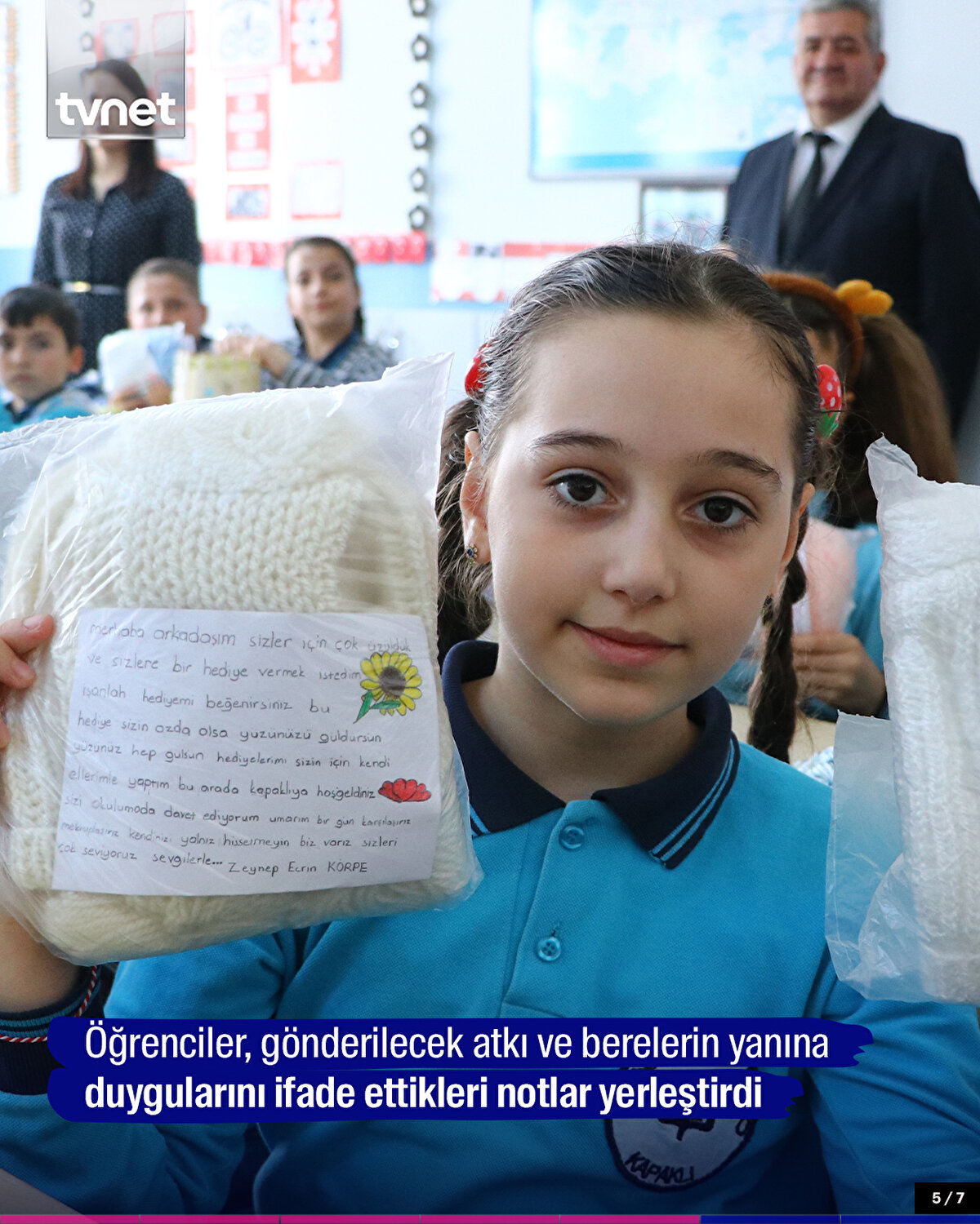 Öğrenciler, gönderilecek atkı ve berelerin yanına duygularını ifade ettikleri notlar yerleştirdi