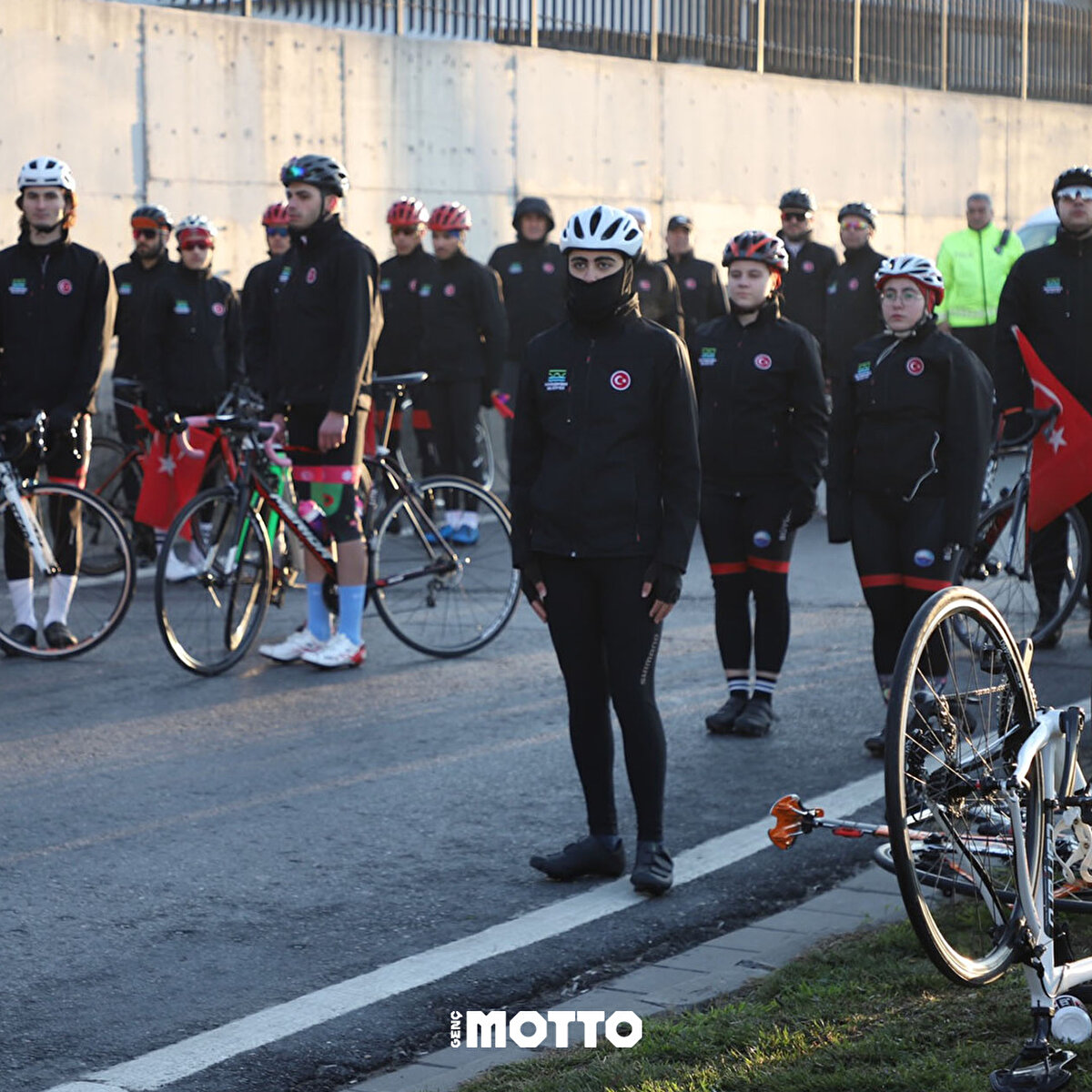 Büyükçekmece 100’üncü Yıl Çanakkale Zafer Anıtı önünde sabahın erken saatlerinde toplanan bisikletçiler, Çanakkale Şehitleri için saygı duruşu ve İstiklal Marşı'nın okunmasının ardından Çanakkale’ye yola çıktı. <br>