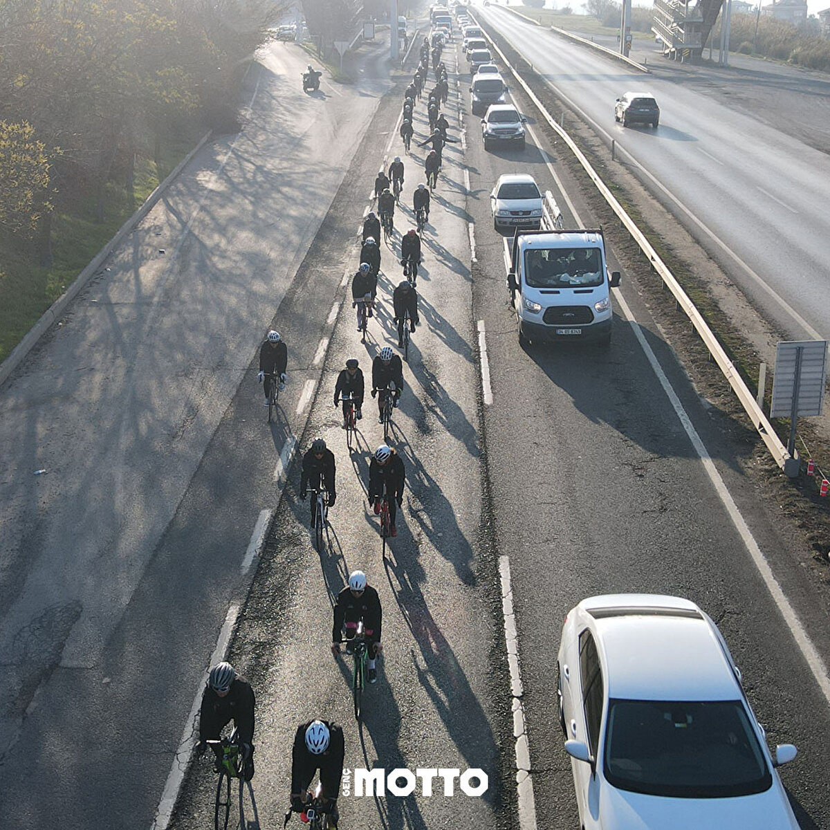 330 kilometre pedal çevirecek olan bisikletçiler Çanakkale Şehitliği’ni ziyaret ettikten sonra şehitlikten alacakları toprağı, 18 Mart Cumartesi büyük zaferin 108’inci yılı kutlamalarının yapılacağı Büyükçekmece 100. Yıl Çanakkale Zafer Anıtı’ndaki zeytin ağacına bırakacak.