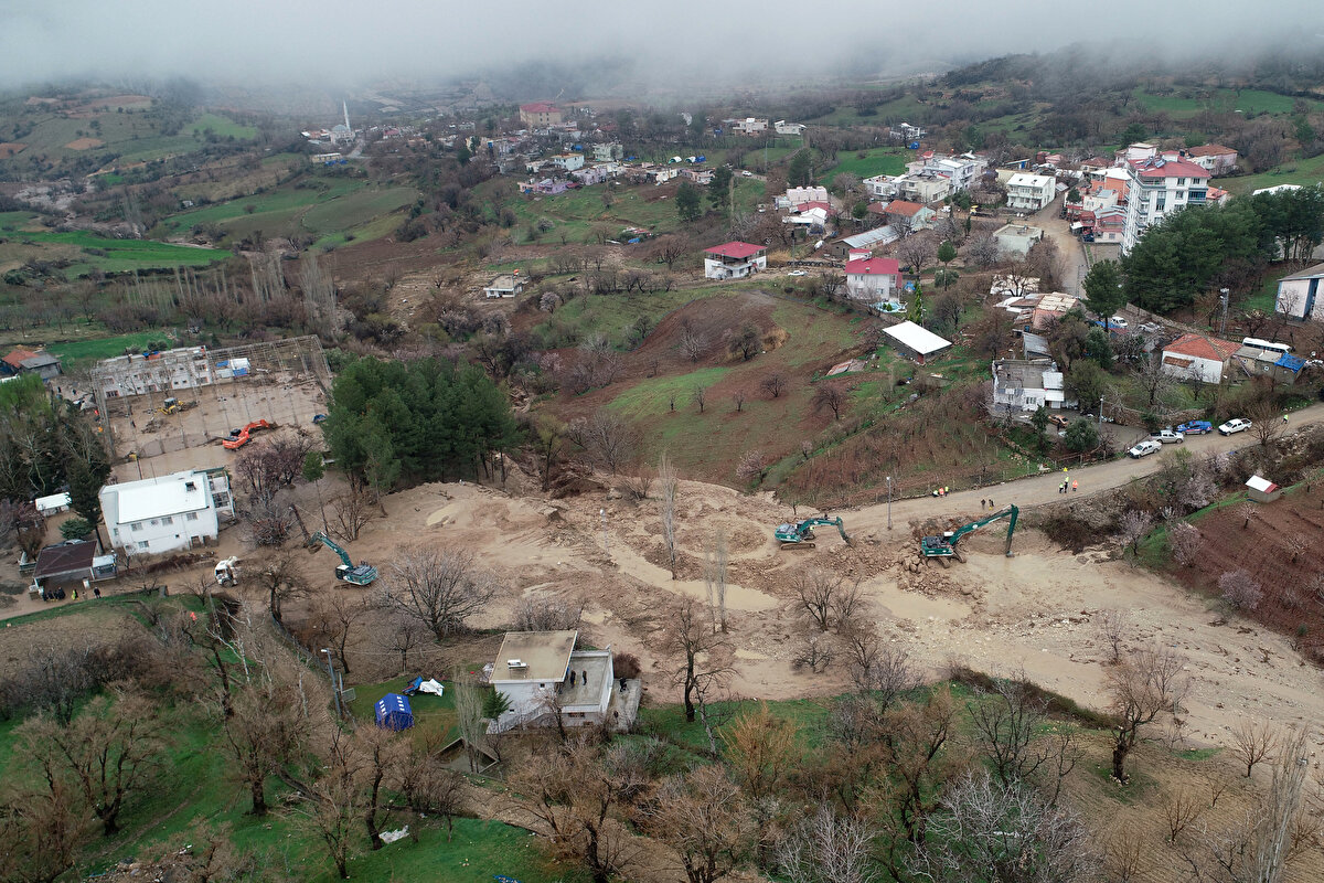 "Yağmurdan kaçarken doluya yakalandık"<br>Baba Özer, AA muhabirine, selin meydan geldiği gün evde beş kişi olduklarını, sürüklenen kayların çıkardığı sesle hızlıca evi terk ettiklerini söyledi.