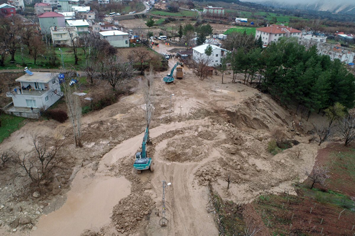 15 Mart'ta ilçede yaşanan sel felaketine evlerinde yakalanan aile, sulara kapılmaktan son anda kurtuldu.<br><br>