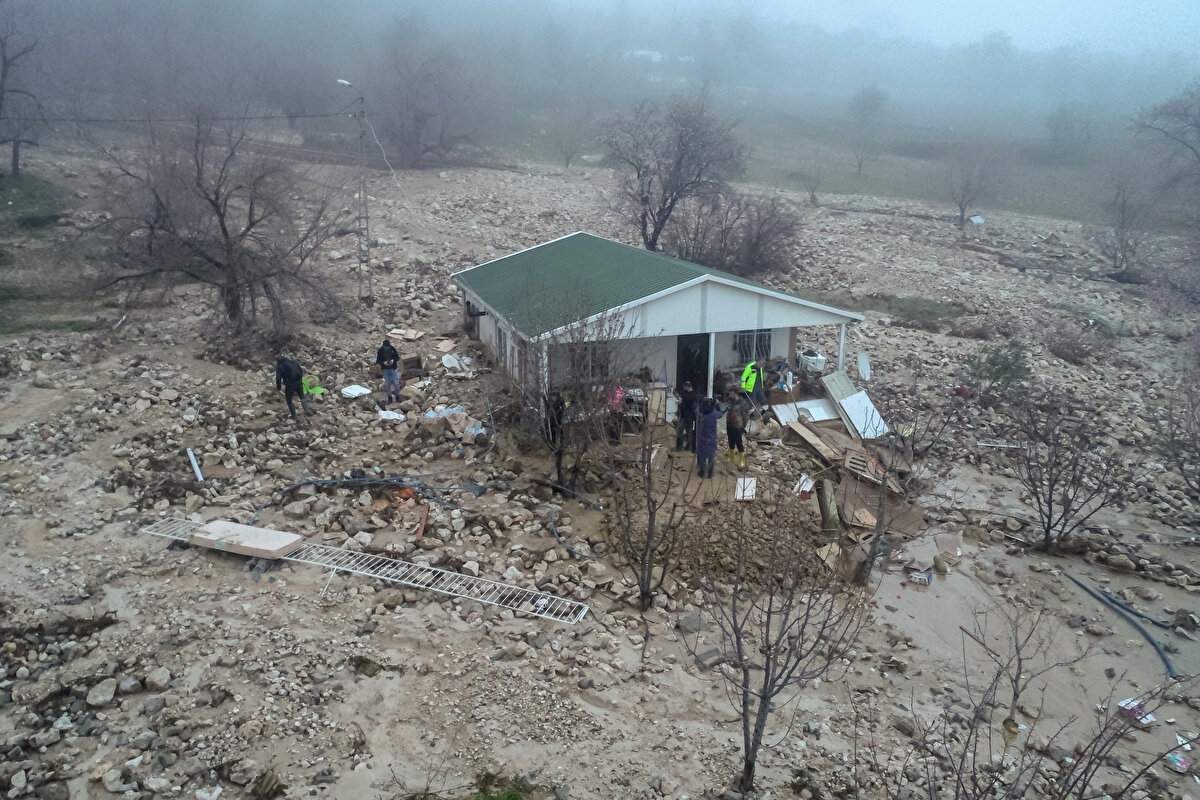 Adıyaman'da yaşayan Savaş Özer, eşi Emine Karakaplan Özel ve iki çocukları, kent merkezinde yaşanan depremin ardından daha güvenli gördükleri Tut ilçesindeki yazlık evlerine taşınmaya karar verdi.<br><br>