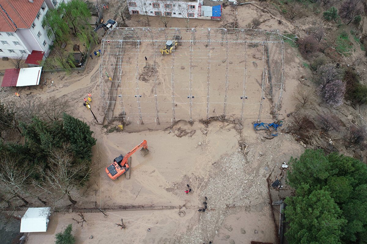 Ailenin yaşadığı prefabrik ev ise balçık ve moloz yığınlarının içinde kaldı.<br><br>