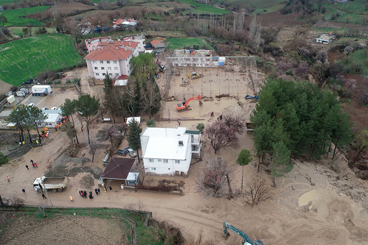 Eşyaları kullanılamaz hale gelen aile, hem depremin acısını hem de selin neden olduğu tahribatın üzüntüsünü yaşıyor.<br><br>