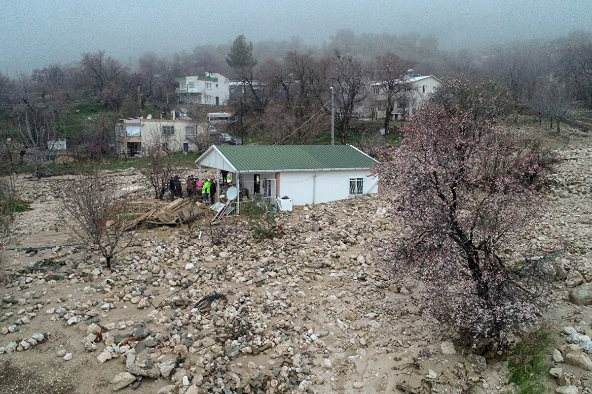 Aynı evde misafir olarak kalan Yusuf Aşkın da evlerinin depremde ağır hasar gördüğünü ifade ederek, "Burası bizim için güvenli bir limandı. Bazı eşyalarımızı kurtarıp buraya getirmiştik onlar da selle gitti. Bunun tarifi yok. Biz zaten yıkılmıştık, şimdi yeniden savaşmak zorundayız. Bir şekilde üstesinden geleceğiz, mücadeleye devam edeceğiz." diye konuştu.<br><br>
