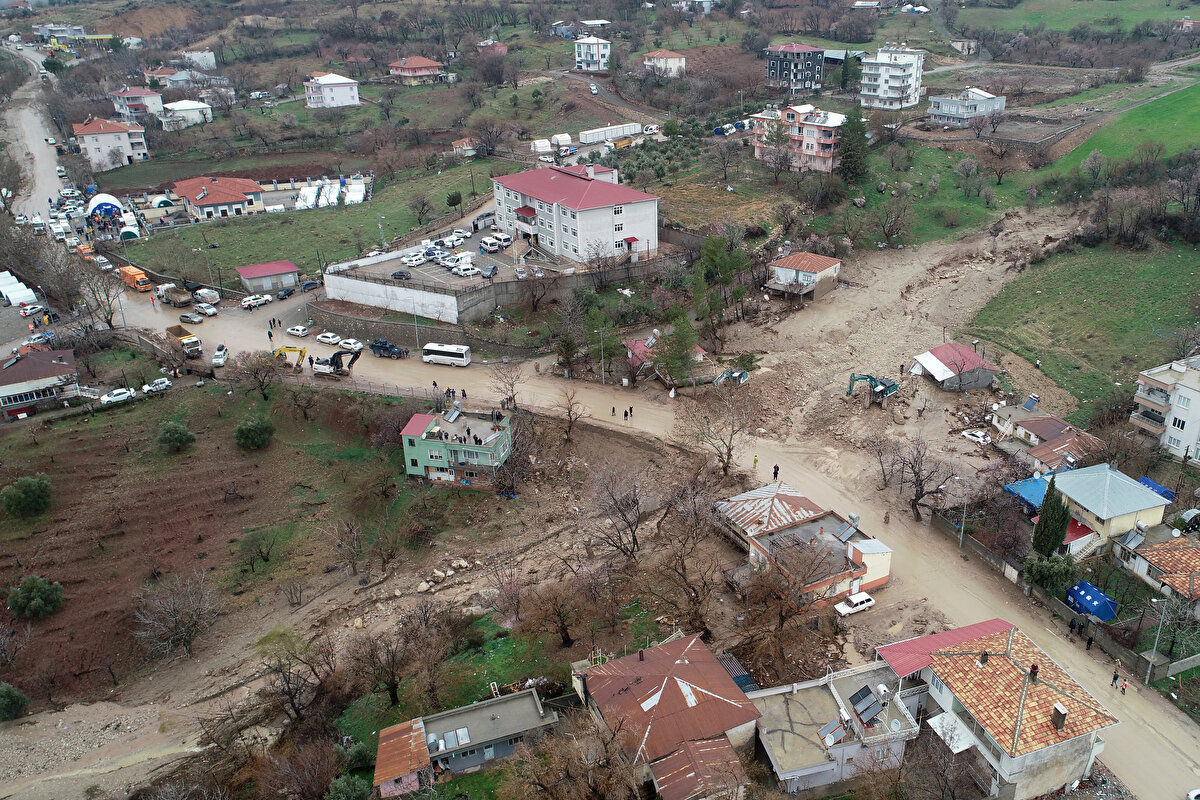 Selin getirdiği moloz yığınlarının bir anda evin etrafını sardığını anlatan Özer, "Selle gelen kayalar evin arka duvarlarını yıktı. Saniyelerle kurtulabildik. Hemen karşı tarafa kaçtık. Eğer bir iki dakika daha kalsaydık belki bizleri de götürecekti. O korkuyla çocukları kucaklayıp götürdük." dedi.<br><br>