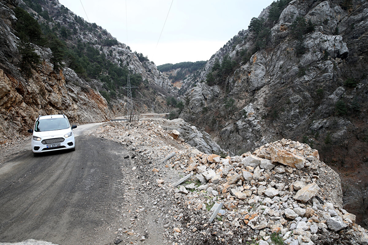 45 dakikalık yolu 5 saatte gidebildiler<br><br>İlk depremden sonra babasından ve kardeşlerinden haber alamayınca Kahramanmaraş'a gitmek üzere yola çıktıklarını belirten Akbaba, "Yollar kardan ve kaya düşmesinden dolayı kapalıydı. Normalde 45 kilometrelik yol, 45 dakikada gidebiliyorduk ama 5 saatte Kahramanmaraş'a ulaştık." dedi.