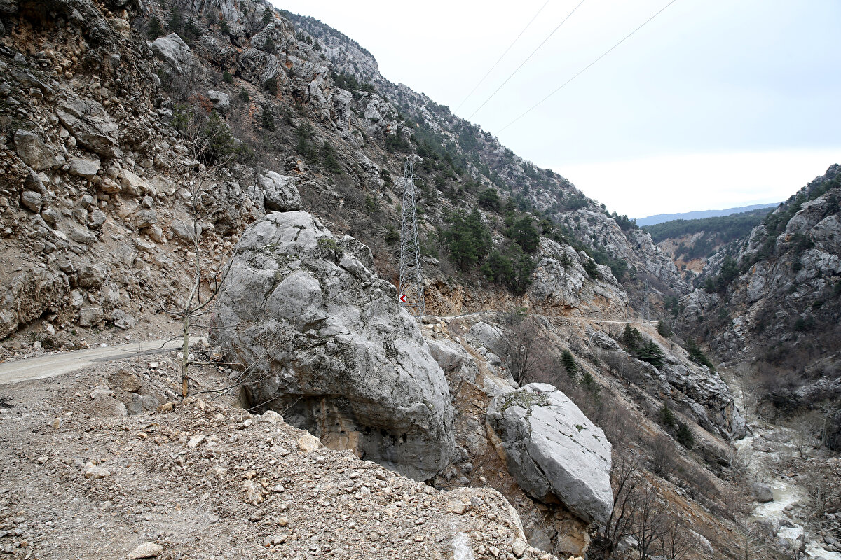 Çukurhisar Mahallesi Muhtarı Muhsin Akbaba, AA muhabirine, depremde Ebrar Sitesi'nde kardeşlerinin yanında bulunan babası Ahmet Akbaba'nın enkaz altında kalarak hayatını kaybettiğini, yaralı çıkarılan kardeşleri Recep ve Halime Akbaba'nın tedavisinin ise Kayseri'de sürdüğünü söyledi.<br>