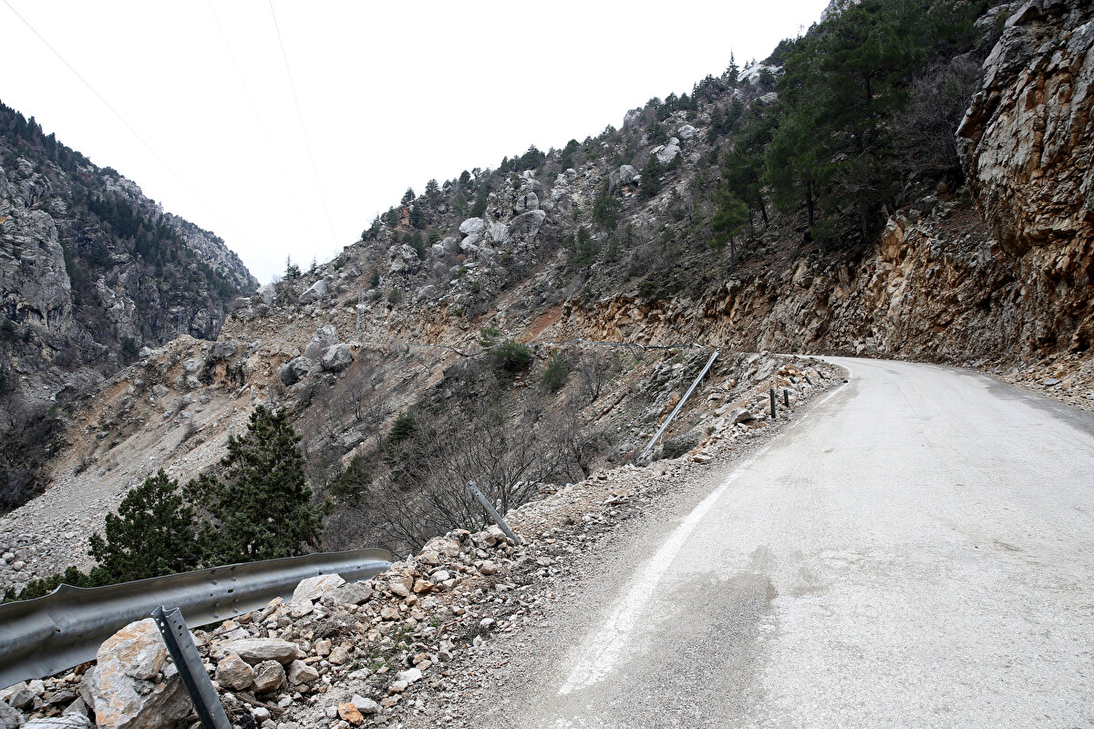 Akbaba, ilk depremde fazla büyük kayaların düşmediğini dile getirerek, şunları kaydetti:<br><br>"İlk depremde yola düşen kayaları kaldırmaya kepçenin gücü yetiyordu ama ikinci depremde çok büyük kayalar düşmüştü. Yollar tamamen kapanmıştı. Yolun açılması için ihbarda bulundum, köyümüzde hasar olup olmadığını sorarak, biraz sabırlı olmamızı söylediler. İş makineleri hep enkazlarda kurtarma çalışmasına katılıyordu. Bir gün sonra iş makinesi temin ederek yolu açtırdık. Merkezden herkes mahalleye cenazelerini getirdi. Depremden 2-3 gün sonra da belediyelerimiz yol açma çalışmalarına başladı."