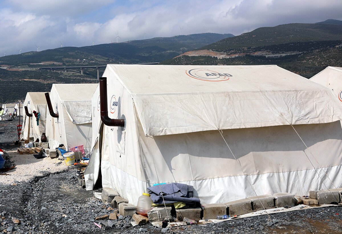 Depremzedeler çadırlarının etrafına kum ve briket yığarken, yetkililer ise çadır kent içerisine su kanalları açtı.