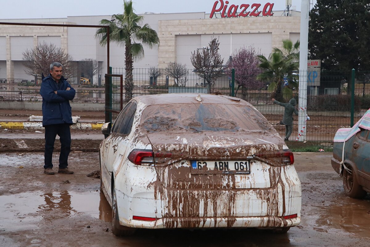 Bölgede bu akşam beklenen sağanak için de halk, park halindeki araçlarını battaniye ve bezler ile örterek önlem almaya çalışırken, deprem nedeniyle çadırlarda kalanlar ise güvenli alanlara ve yakınlarının yanına yerleşti.