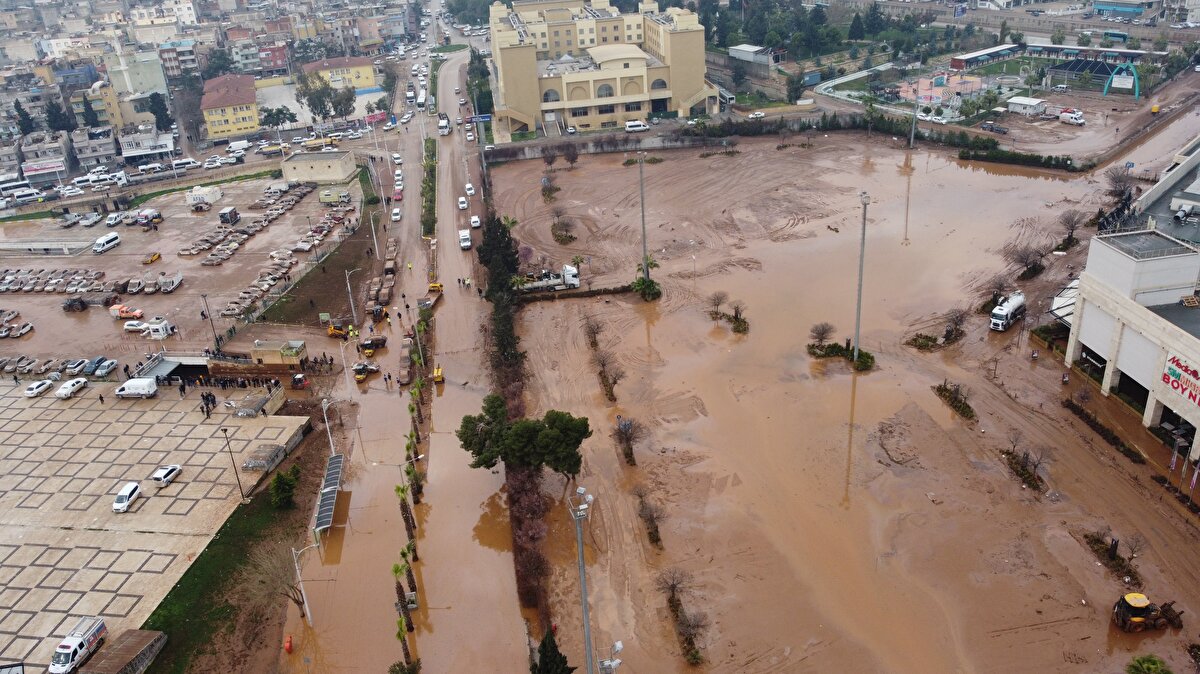 Selden yüzlerce aracın hasar gördüğü kentte, Şanlıurfa Müzesi yanındaki su basan otoparktan 170 araç da ekipler tarafından çıkarıldı. Araçları otoparktan çıkarılanlar, yetkililere teşekkür etti. Araçların ekiplerce hasar tespiti yapıldıktan sonra sahiplerine teslim edileceği kaydedildi.