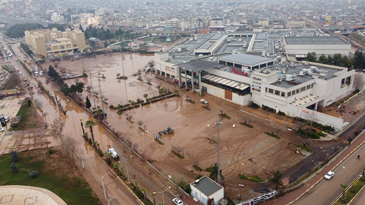 Öte yandan Şanlıurfa-Bozova yolunda sel sularına kapılan ve en son gördüğü manzarayı cep telefonu kamerasıyla çekip sosyal medya hesabından paylaşan TIR şoförü Emin Ergün'ü, bölgede arama çalışmaları sürdürülüyor.