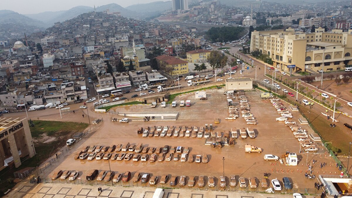 Selin izlerinin silinmeye çalışıldığı Süleymaniye Mahallesi'nde yaşayanların ihtiyaçları ise tankerlerle yapılan takviye suyla giderilmeye çalışılıyor.