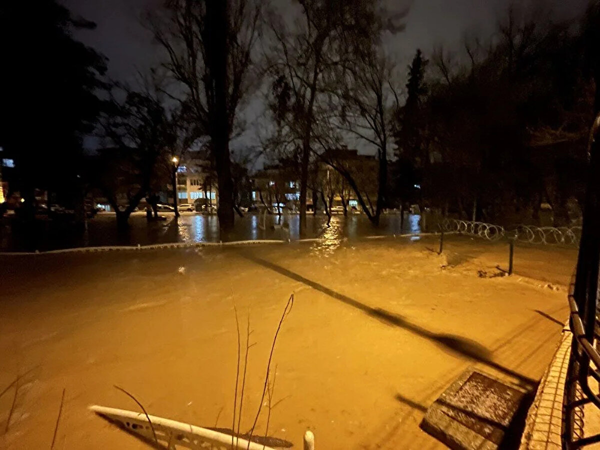 Kent merkezinden geçen Allaben Deresi'nde de yer yer taşkınların oluştuğu gözlendi.<br><br>