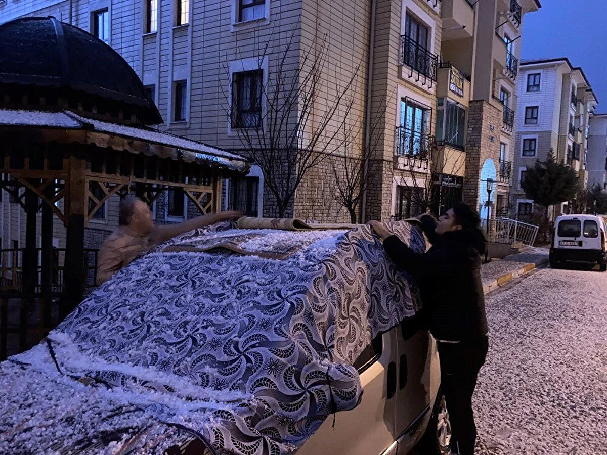 Kentte bazı vatandaşların araçlarını battaniye ve halılarla örttüğü görüldü.<br><br>