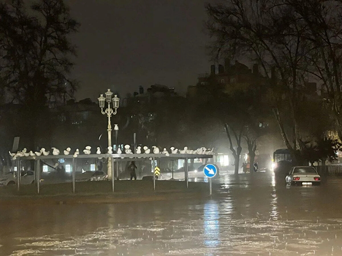 Öte yandan Oğuzeli ilçesine bağlı Körkün Mahallesi'ndeki bir ahıra yıldırım isabet etmesi dolayısıyla 4 koyun telef oldu.<br><br>