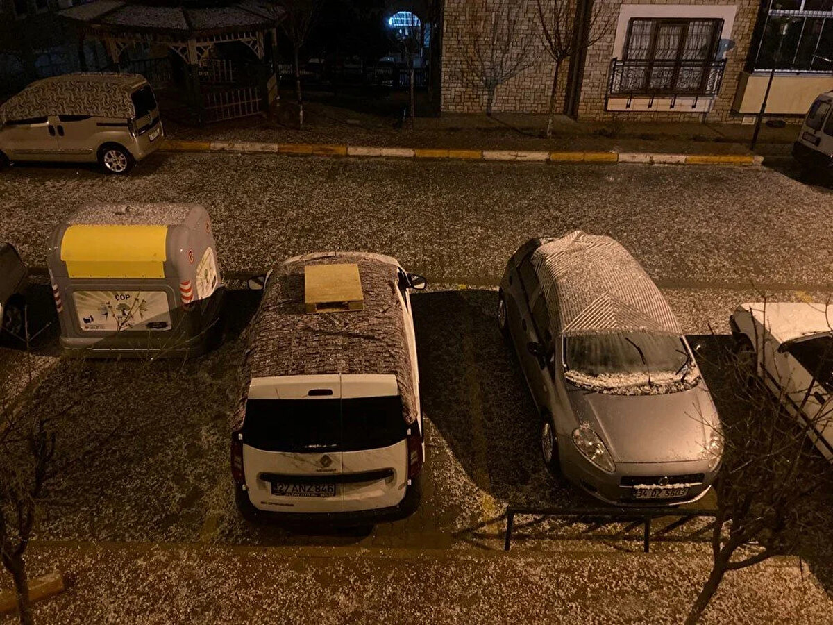 Dolu sebebiyle araçların üzeri beyaz örtüyle kaplandı.<br><br>
