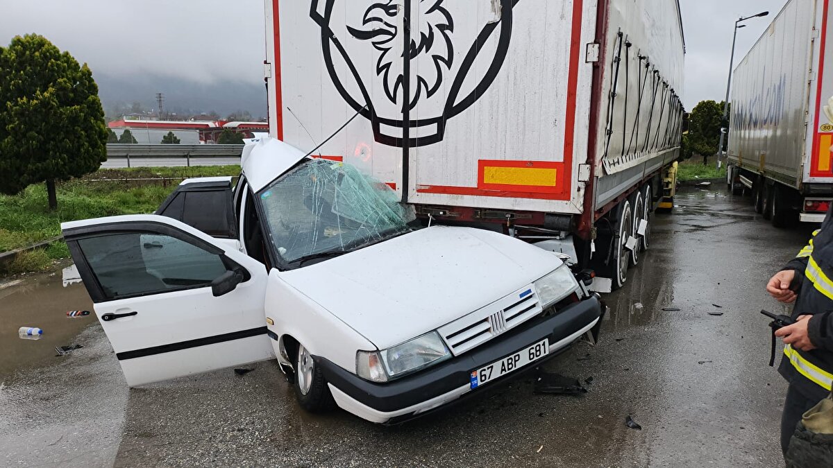 Sürücü ve otomobildeki Esma B. (47) ile Seda B. (19) yaralandı.<br><br>