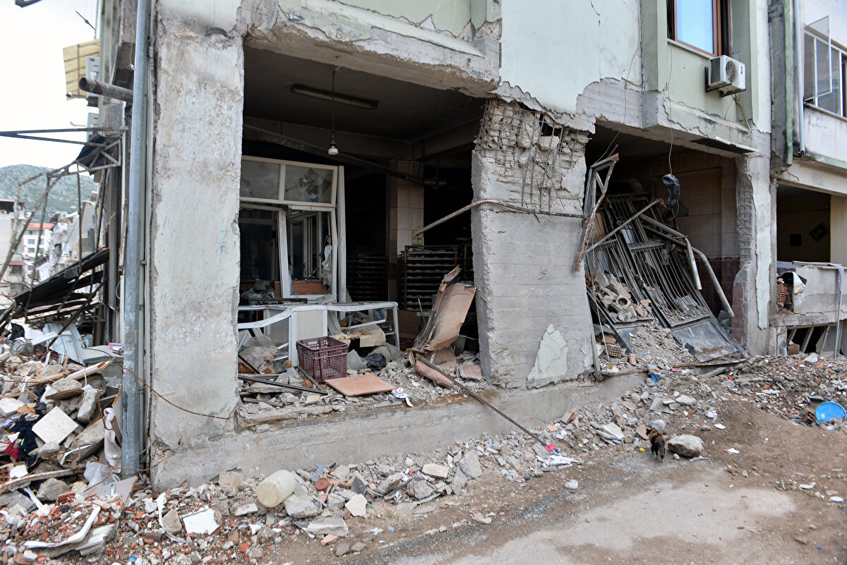 Sırtında taşıdığı halıyla binadan çıkan Mehmet Güllaç, “Deprem olduğunda evimdeydim. Canımızı zor kurtardık ancak 2 kardeşimi ve yengelerimi kaybettim. Çok zor durumdayız, acımız büyük. Şimdi çadırlarda kalıyoruz. Evimizdeki eşyaları, elimizden geldiğince çıkarmaya çalışıyoruz. Buradan da köyümüze gideceğiz" ifadelerini kullandı.<br>