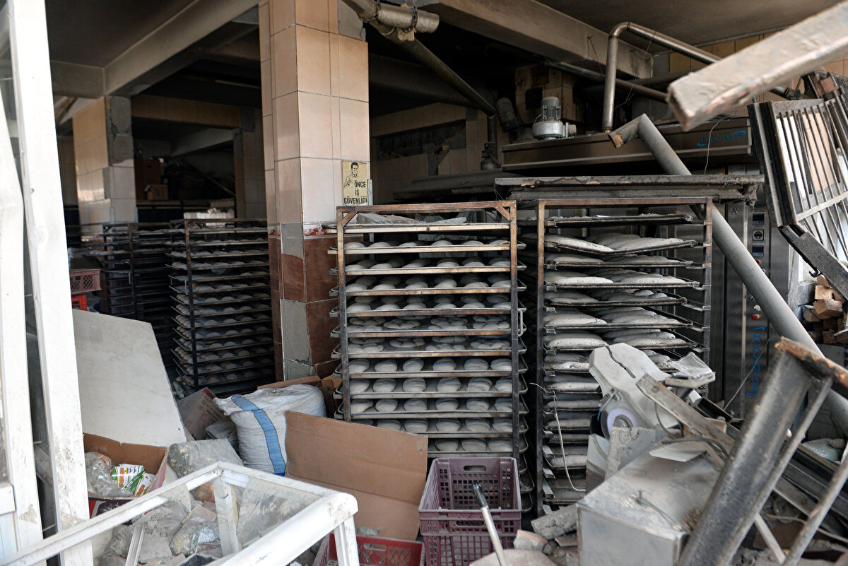 Bu arada, Armutlu Mahallesi Bayırlı Sokak'ta depremde yıkılan fırında, pişirilmek üzere hazırlanan hamurların tepsilerde kaldığı görüldü.