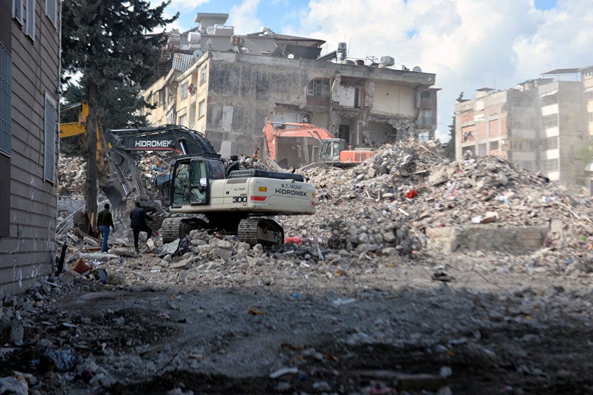 Depremzedeler, kullanılabilecek eşyalarını çıkarıp, kamyonetlere yükleyerek bölgeden ayrılıyor.