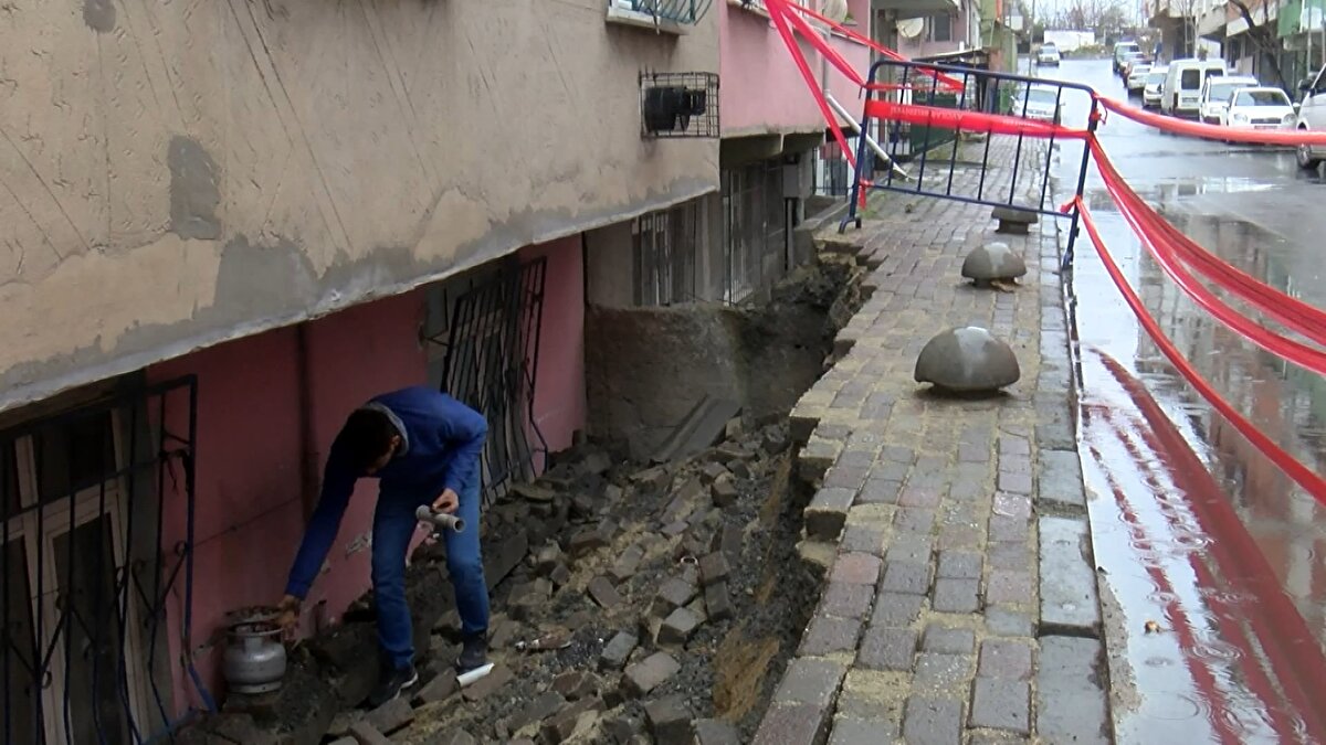 Duvarla birlikte kaldırımın üzerine çöktüğü 2 katlı binanın giriş katındaki atölyenin duvarlarında hasar oluştu.