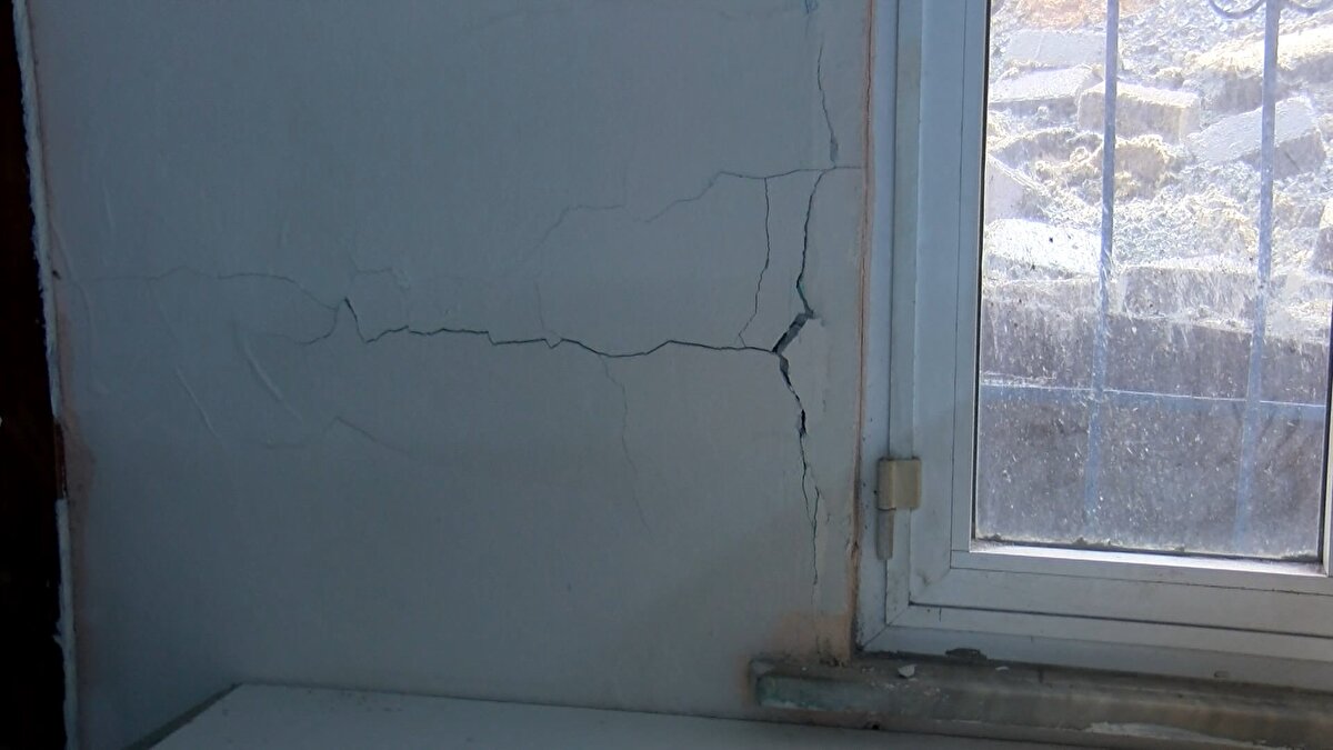 Ekipler gelip baktılar ve duvarın çok riskli olmadığını söylediler. Gelen ekip, araçların çıkmasını engellemek için kaldırımın üzerine mantar taşı bıraktı.