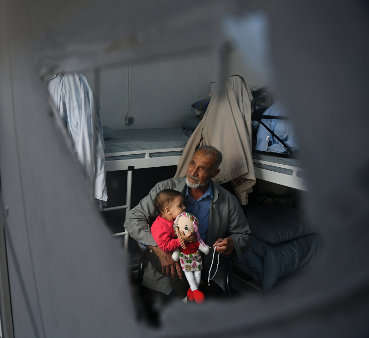 Covid-19 salgınının ardından patlamadan da sağ kurtulduğu için sürekli Allah'a şükrettiğini belirten Karakuş, deprem günü oruca niyet etmek için uyandığını dile getirdi.<br><br>