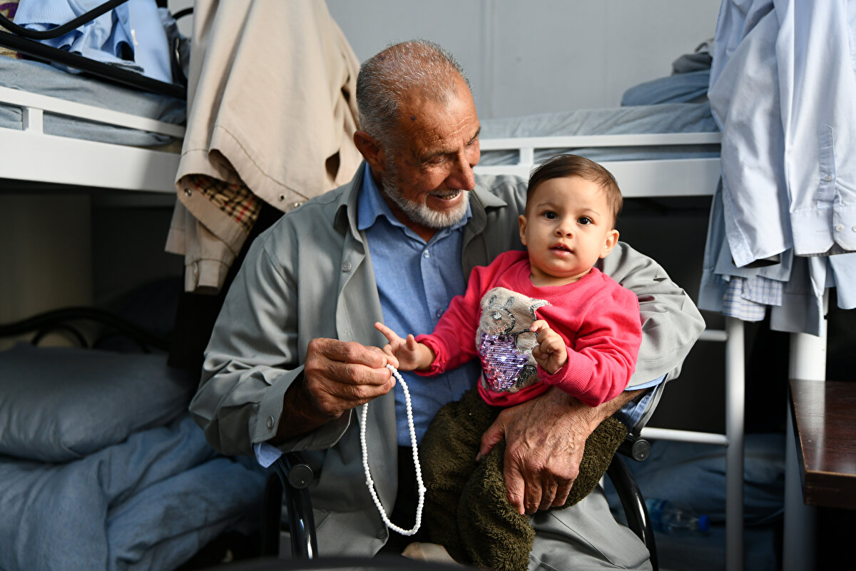 Halil Karakuş, 2020 yılında Covid-19 tedavisi gördüğü hastanede önce yangın çıktığını söyledi.<br><br>Yoğun bakımda bağrışma seslerine uyandığını anlatan Karakuş, "Yoğun duman vardı, sonra tüpün biri patladı. Sürekli dua ediyordum. Şuurum hep yerindeydi. Dışarı çıkınca bayılmışım. Sonra beni başka bir hastaneye götürmüşler. Gözümü açtım ki başımda bir hemşire bekliyor. Gözümü açtığımı görünce o da şükretti." dedi.<br><br>