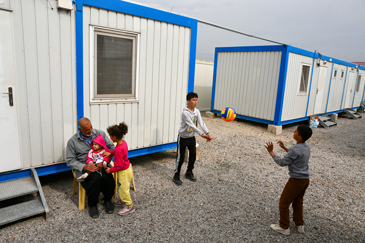 Gaziantep'te yıkılan evin enkazından kurtulan 78 yaşındaki vatandaşın, eşinin ölümüne neden olan Covid'i yendiği; tedavi görürken de hastanede meydana gelen ve 11 kişinin hayatını kaybettiği patlamadan sağ kurtulduğu öğrenildi.<br>
