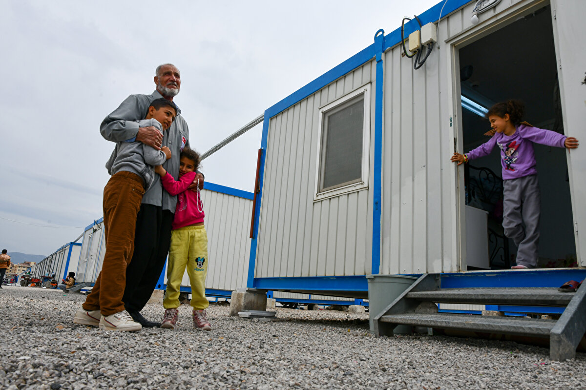 Karakuş, gelini ve kendisinin yatağa yetişemedikleri için yaralandıklarını ifade etti.<br><br>Yaşadıkları badirelere rağmen şükürden hiç vazgeçmediğini belirten Karakuş, "4 daire 5 dükkanımız vardı, yıkıldı. Şükür burnumuz kanamadı. Allah bizi korudu. Ayağımız kırılabilirdi, başımız bir yere çarpıp beyin kanaması geçirebilirdik, şükür hiçbirimize ciddi bir şey olmadı. Allah'ım inşallah bize ramazanı da nasip eder. Bu yaşa kadar orucumu yemedim, 7 yaşından beri namazımı aksatmadım hamdolsun, Allah'ıma çok şükür." diye konuştu.<br><br>