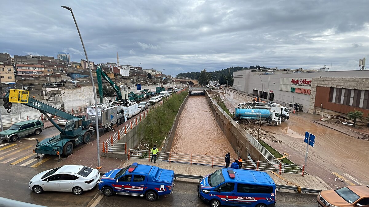 Sahada 9 bin 622 personel ve 1687 aracın görev yaptığı aktarılan açılamada, şunlar kaydedildi:<br><br>"Sel nedeniyle hayatını kaybeden vatandaşlarımızın sayısı 16 olup, Bozova ilçesinde kayıp olan 1 vatandaşımızı arama çalışmaları devam etmektedir. Selden zarar gören konut, iş yeri, araç ve muhtelif ev eşyası olmak üzere 3 bin 154 zarar tespit çalışması tamamlanmıştır. Ekiplerimizin zarar tespit çalışmaları sahada devam etmektedir.