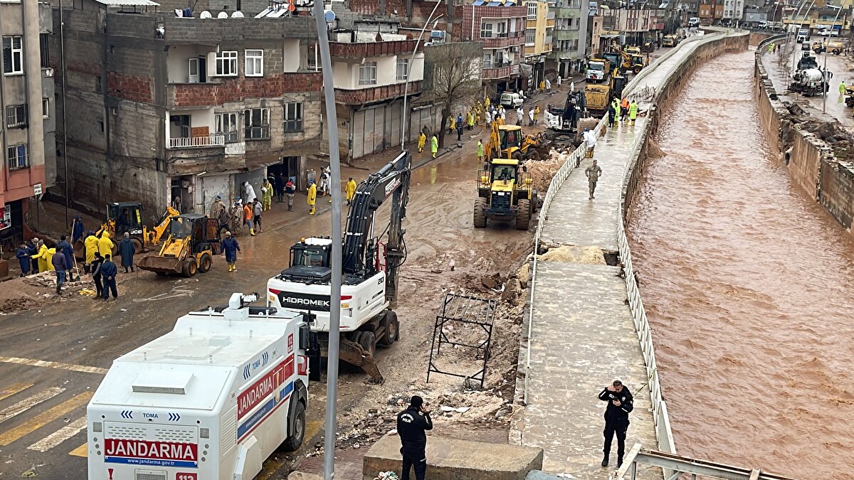 Adıyaman'da da selde kaybolan anne ve kızını arama çalışmaları devam ediyor.<br><br>Tut ilçe merkezinden İlçe merkezinden geçen derenin sağanak sonrası taşması sonucu konteynerleri sele kapılarak kaybolan Fatma Tekdal ile 1,5 yaşındaki kızı Zeynep Zümra'ya ulaşılması için Ömerova Deresi'nde çalışma yapılıyor.
