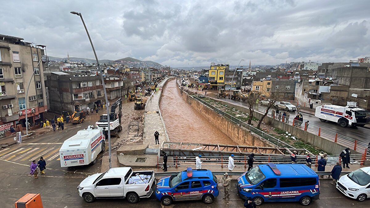 Valilikten yapılan açıklamada, 15 Mart'taki sel felaketinin ardından dün öğleden sonra tekrar başlayan sağanağın gece devam ettiği ve tüm tedbirlerin alınarak ihbarların değerlendirildiği belirtildi.<br><br>