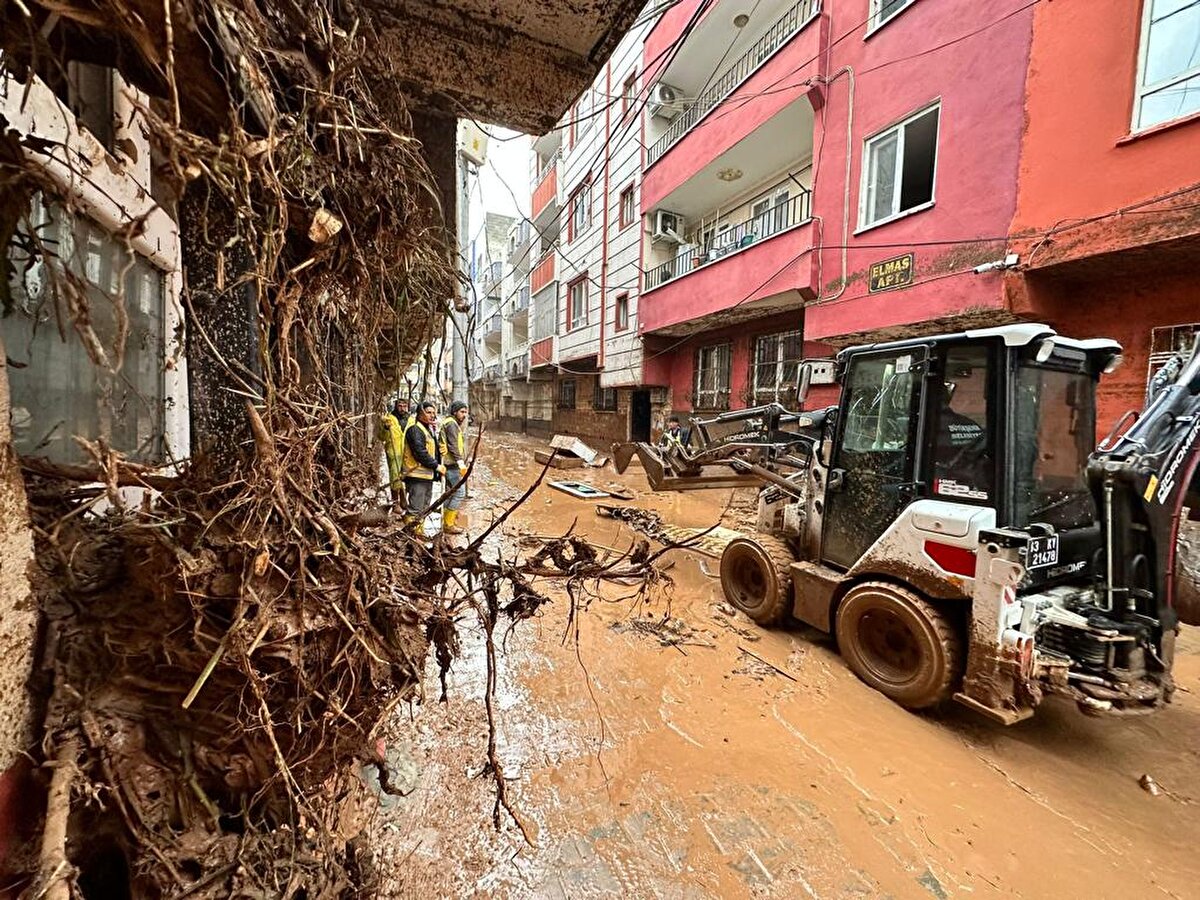 Yaşadığımız bu felakette hayatlarını kaybeden vatandaşlarımıza Allah'tan rahmet, yaralı vatandaşlarımıza acil şifalar diliyoruz. Yaşanabilecek tüm olumsuzluklara karşı halkımızın dikkatli ve tedbirli olması için gereken tüm uyarılar resmi kanallarımız aracılığıyla yapıyoruz. Tüm hemşehrilerimizin gelen uyarıları dikkate almaları ve harfiyen uymaları, kendi güvenlikleri açısından önem arz etmektedir."<br><br>