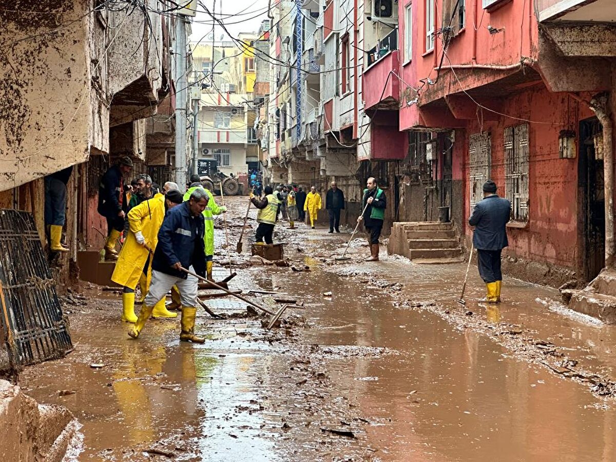 Kara Kuvvetleri Komutanlığı 10. Komando Tugayı, polis dalgıçları, sahil güvenlik, jandarma arama kurtarma, jandarma özel asayiş, jandarma sualtı arama kurtarma, AFAD, UMKE, Orman İşletme, DSİ ve itfaiye personelinin bulunduğu çok sayıda ekip, ara vermeden yağış altında anne ile kızını arıyor.<br><br>Elazığ, Konya, Adıyaman ve Adana emniyet müdürlüklerinde görevli dalgıçlar, ilçe merkezinden geçen deredeki menfezlerde iş makinesi yardımıyla arama yapıyor.