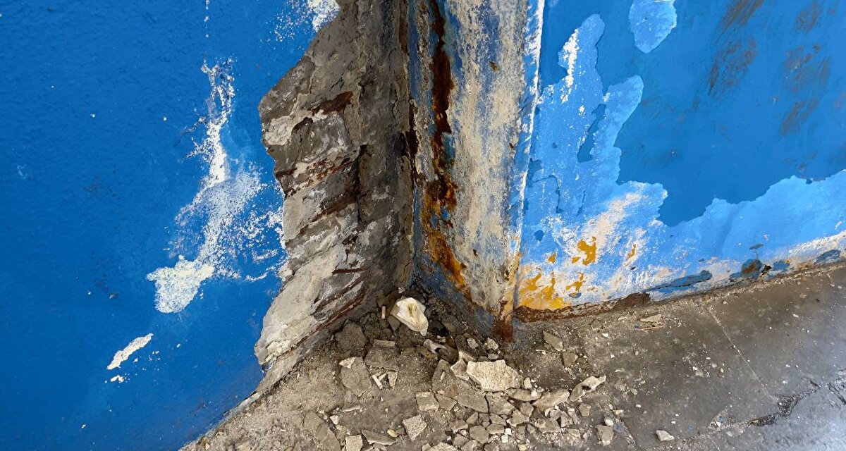 Aygörmez, kolonları su ve neme, dolayısıyla da korozyona karşı korumak için doğru tekniklerle yalıtım yapılmasının önemine dikkat çekti.<br><br>Otogarda 17 yıldır esnaflık yapan Emin İkram “Burada alttaki tablalar kırık olduğu için biz belediyeye bunu şikayet ettik. Belediye yolu kapattı." dedi.<br><br>Herhangi bir önlem alınıp alınmadığını bilmediklerini söyleyen İkram, "Karotlar alındı ama sonuçlar çıkmadı. Yukarıdan taşlar kafamıza düşüyor. Bunları kendi imkanlarımızla kırıyoruz, başka bir yerde bir insanın başına bir şey gelirse, bir insan bir servettir. Yağan yağmur komple dükkanların içine akıyor, hala buna bir çözüm bulunamadı. Saclarla bulundu. Deprem gerçeği var, araba da geçse sallanıyor." diye konuştu.<br><br>Öte yandan 2019 yılında İstanbul Büyükşehir Belediyesi tarafından yenileme çalışmalarının başlatıldığı otogar için, güçlendirme çalışmaları kapsamında yapı incelemelerinin devam ettiği bildirildi.