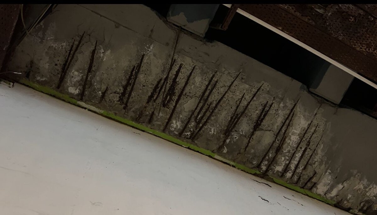 Yenikapı-Atatürk Havalimanı metro hattının da yer aldığı otogar içindeki kolonların arasından görünen paslanmış demirler, dökülmüş ve yarılmış beton yapılar otogarın olası bir depreme dayanıklı olup olmadığı tartışmasını da beraberinde getirdi.<br>