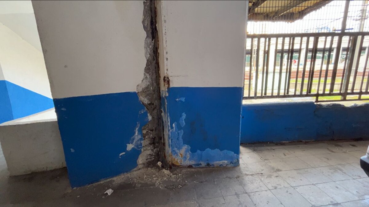 Yıldız Teknik Üniversitesi İnşaat Fakültesi'nden Doç. Dr. Yurdakul Aygörmez, otogarda uzun yıllardır olan görüntüleri yorumladı. Aygörmez, "Buradaki korozyon her iki elemanın da taşıyıcı görevi sağlayamamasını, etkisini kaybetmesini sağlıyor. Bu durumda depreme karşı daha düşük bir performans sağlayacak." dedi.<br>Bunun 2000 yılından önce inşa edilen binalar için sık görülen bir durum olduğunu belirten Aygörmez, "İnsan için kanser neyse, betonarme elemanlar için de korozyon aynı şey." ifadelerini kullandı.