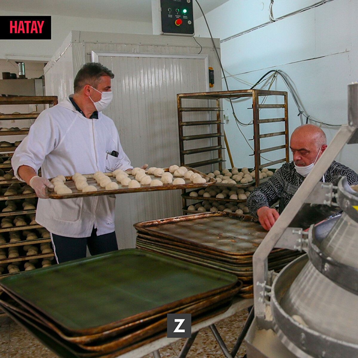 Gerekli ekipmanı temin eden Rizeli fırıncılar, depremin 3'üncü gününde İskenderun'a ulaştı.<br><br>Sahra fırını kurarak çalışmaya başlayan ekip, depremzedeler için ekmek, simit ve poğaça üretiyor.