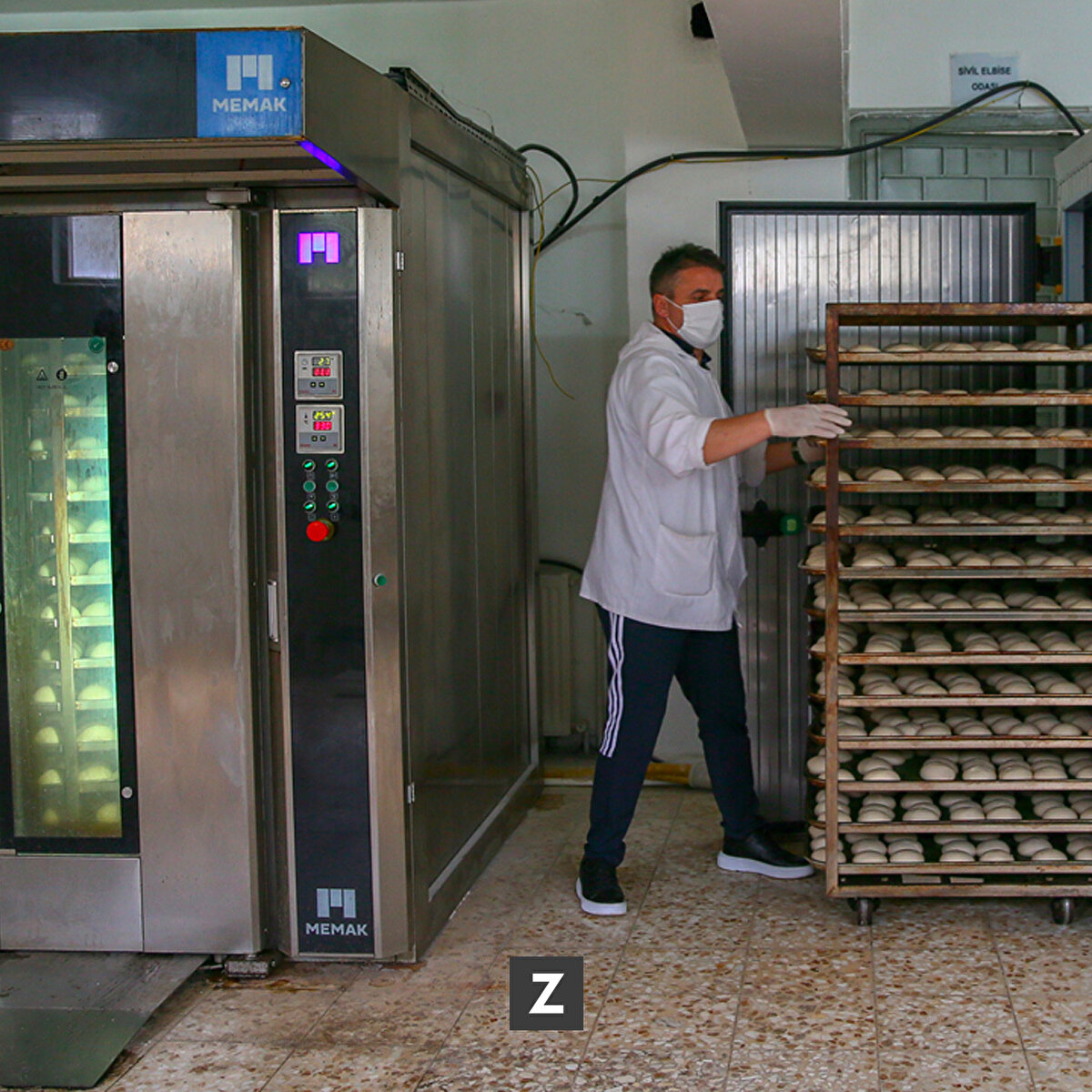 Çalışmalarını aralıksız sürdürdüklerini, kentteki 110 aşevinin kendilerinden ekmek aldığını dile getiren Çerman, "Bize ne zaman ihtiyaç duyulmazsa o zamana kadar buradayız. Hem ben hem bir arkadaşım burada askerlik yaptık. Bundan 34 sene önce askerlik görevi için buraya gelmiştim. Nasip böyle bir gönüllü görev için buraya geldik. Burada çok iyi çalışıyoruz. Morallerimiz yüksek, vatandaşımızla kol kolayız." dedi.