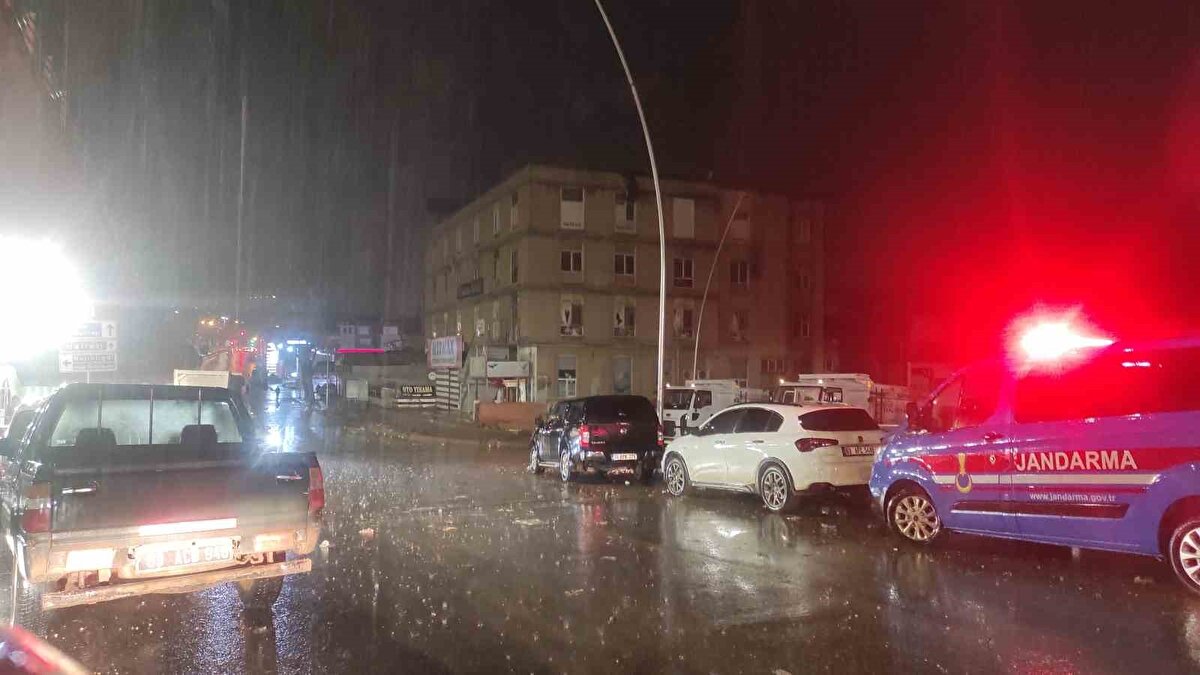 Bölgede sürdürülen çalışmaları inceleyen Şanlıurfa Büyükşehir Belediye Başkanı Zeynel Abidin Beyazgül, "Selin en yoğun yaşandığı bölgelerden biri burasıdır. Şimdi yine tedbirlerimizi alıyoruz. Yeniden bir yağış uyarısı aldık. Bu yağış uyarısına istinaden eksiklerimiz varsa onları tamamlamaya çalışıyoruz. Bütün ekiplerimiz teyakkuz halindeler. Tabi bu sel şuana kadar Şanlıurfa'nın yaşadığı bir felaket değil, şu gördüğünüz Karakoyun Deresi, taşkın sular için yapılmış ama bu Karakoyun bugün taştı ve bu gördüğünüz sağdaki soldaki evler sular altında kaldı. Enkaz kaldırma çalışmaları 3 gündür devam. Enkaz kaldırma çalışmalarıyla birlikte evlerde temizlik çalışmaları yapıldı. Bütün gayemiz çalışmalarımızı tamamlamak. Bir yandan da hasar tespit çalışmaları yapıyoruz. Ev ve araçlar için hasar tespit çalışmalarımızı yapıyoruz. Vatandaşlarımızın yaralarını sarmak için çalışmalarımız sürüyor" dedi.<br><br>