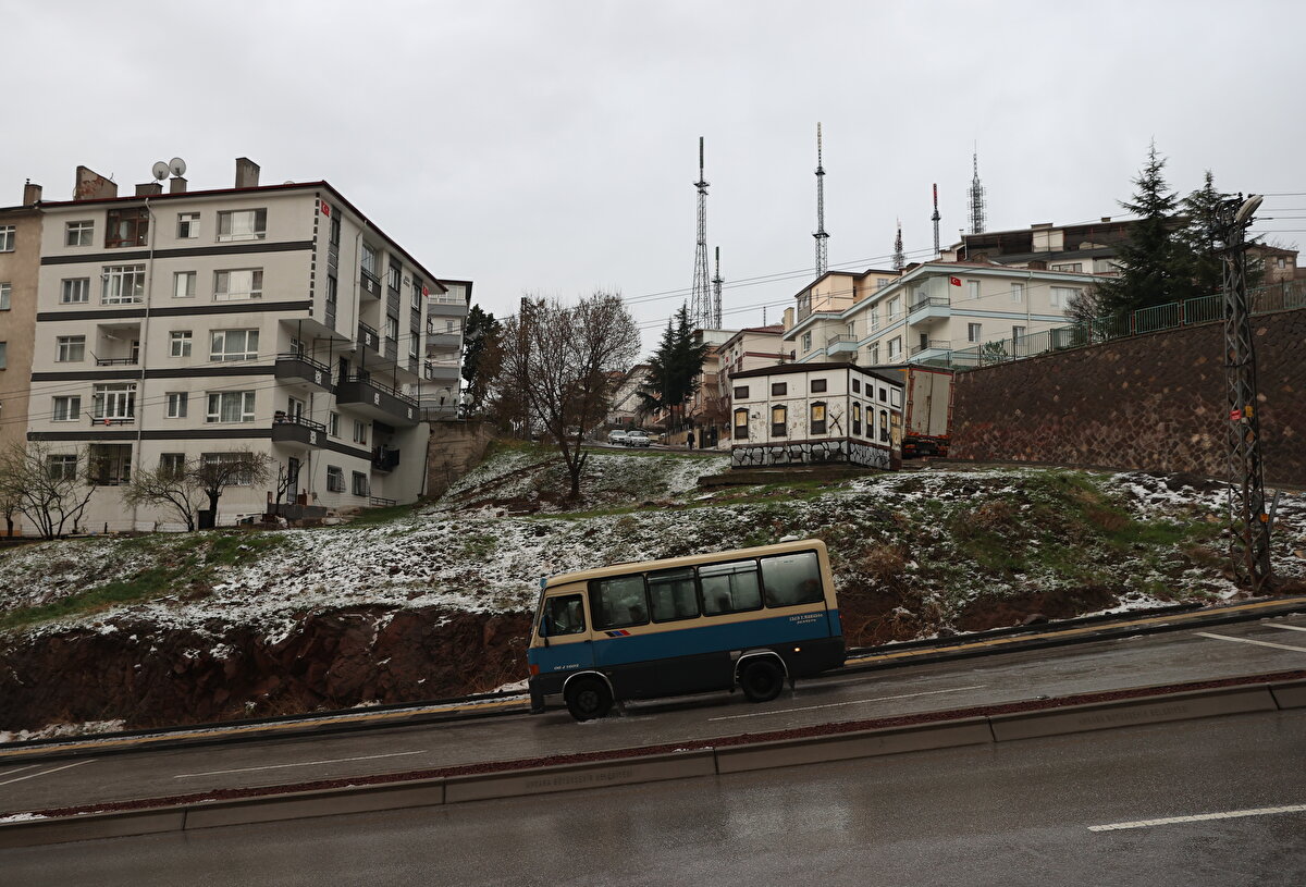 Dolu yağışını anlatan bir başka esnaf ise, "Bugünkü hava durumu beklenenden yüksek çıktı. Bir anda dolu yağışı oldu ve yollar su doldu ama gayet bereketli oldu. İnşallah hepimize hayırlı olur ve felaketlerden uzak kalır" şeklinde konuştu.<br><br>