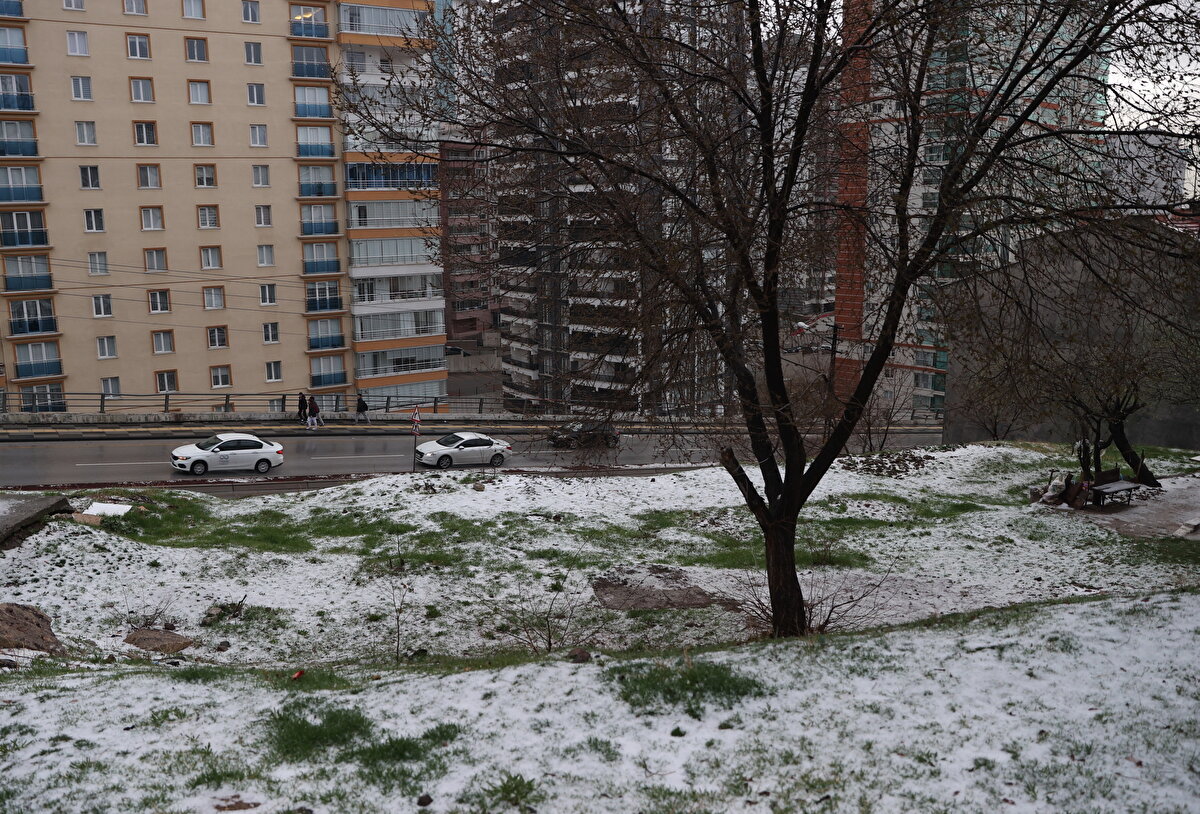 Evini su basan Aydın Ünlü, bu durumun sıklıkla yaşandığını, mahallede yağışın ardından birçok daireyi su bastığını anlattı. Ünlü, "Bizim garajımızın, evimizin içi su dolu. Yan binanın alt katı bir buçuk metre su dolu. İtfaiye geliyor, çekiyor. İki saat önce aradım ben. Dördüncü kez lağım basıyor dairelerimizi. Artık ne yapacağımızı bilmiyoruz." dedi.<br><br>