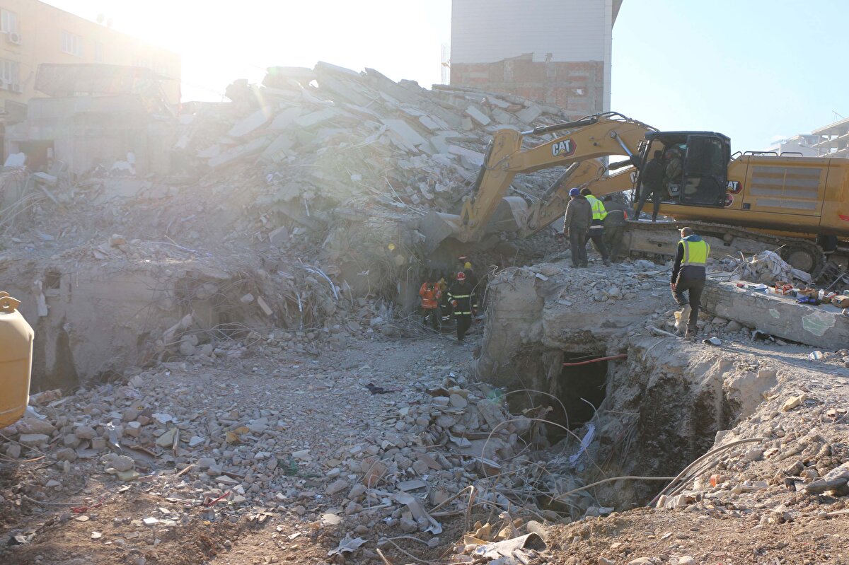 Raporda, beton karışımının elle yapılan kontrolde dahi kolaylıkla dağıldığı yazıldı.<br><br>Kolonların kirişlere bağlandığı noktalarda soğuk derz uygulama hatasına rastlandı.<br><br>