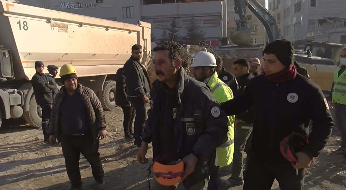 Yapının 1990-1991 yıllarında ilk olarak konut olarak temel atıldığı, 10 yıl kadar kaba inşaat şeklinde beklediği, normalde 5 kata göre tasarlanıp inşa edilmesine rağmen sonradan otele çevirilerek 7 kata dönüştürüldüğü, kat artırımı sonucu ciddi bir hata yapıldığı kanaati güçlendi.<br><br>